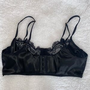 Super cute cropped black tank. Perfect for a night out with bae